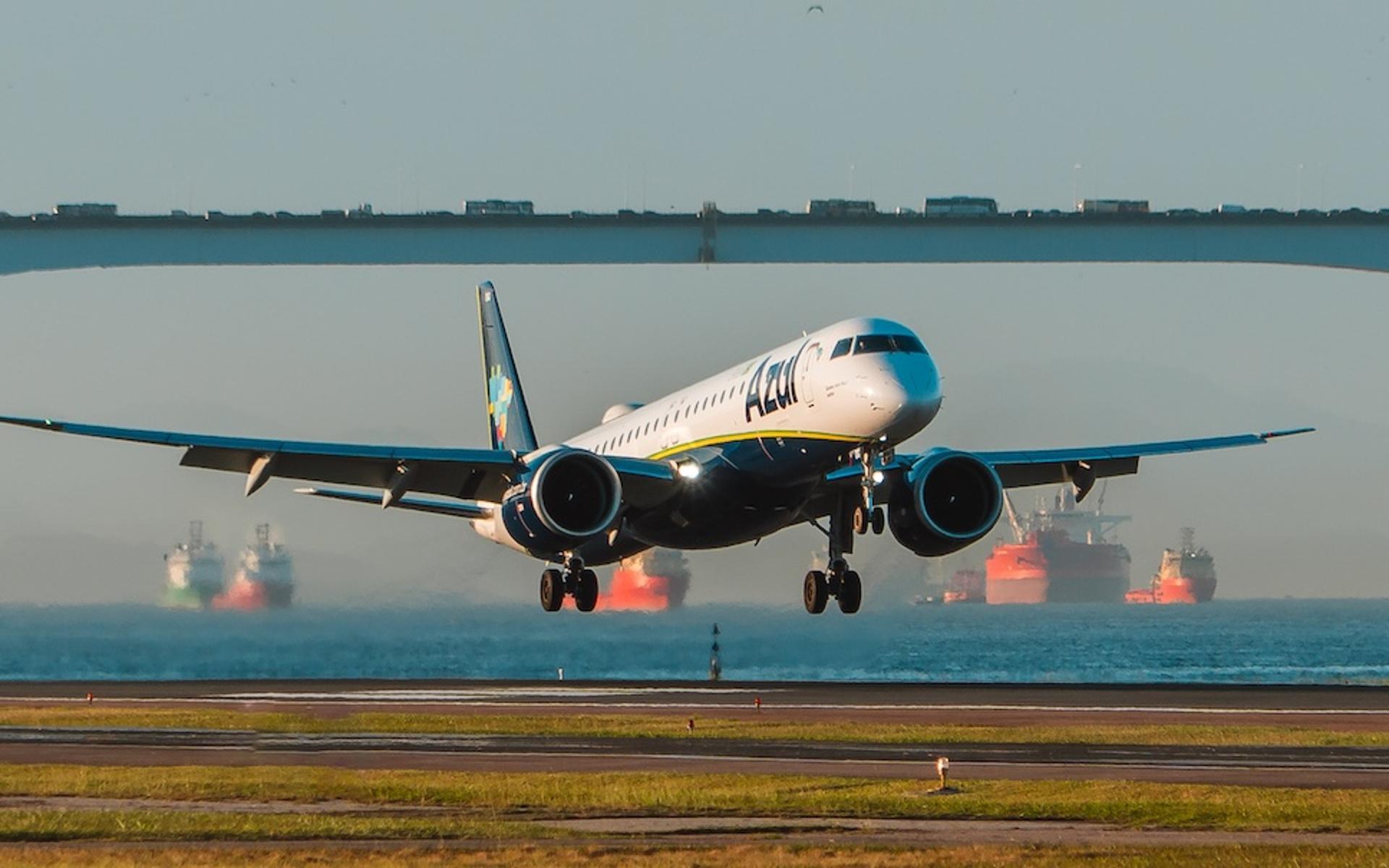 Embraer E2 decolando no Santos-Dumont