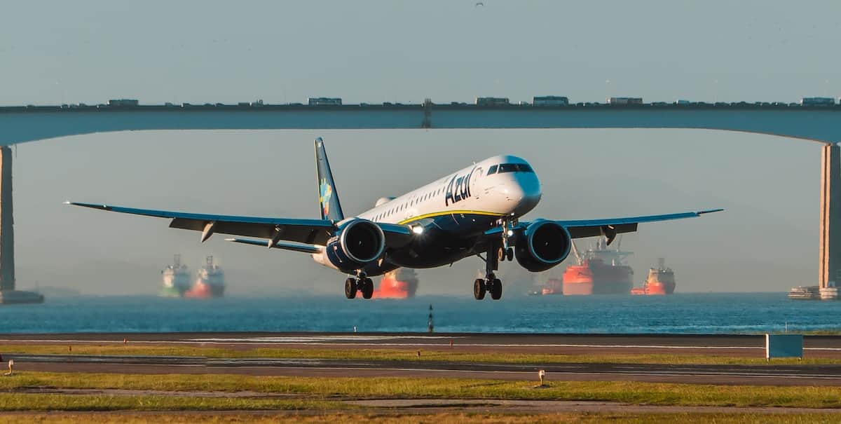 Embraer E2 decolando no Santos-Dumont